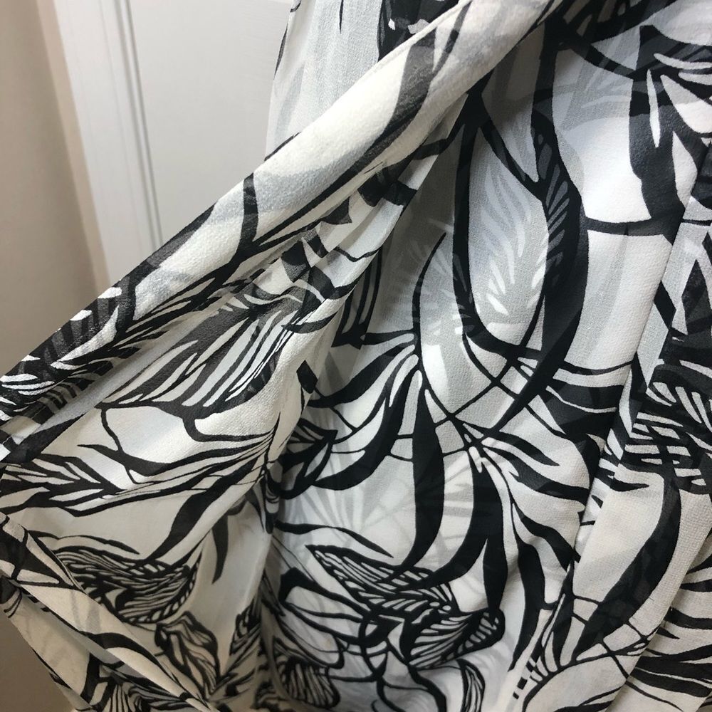 White House Black Market black white mini dress. - Picture 6 of 12